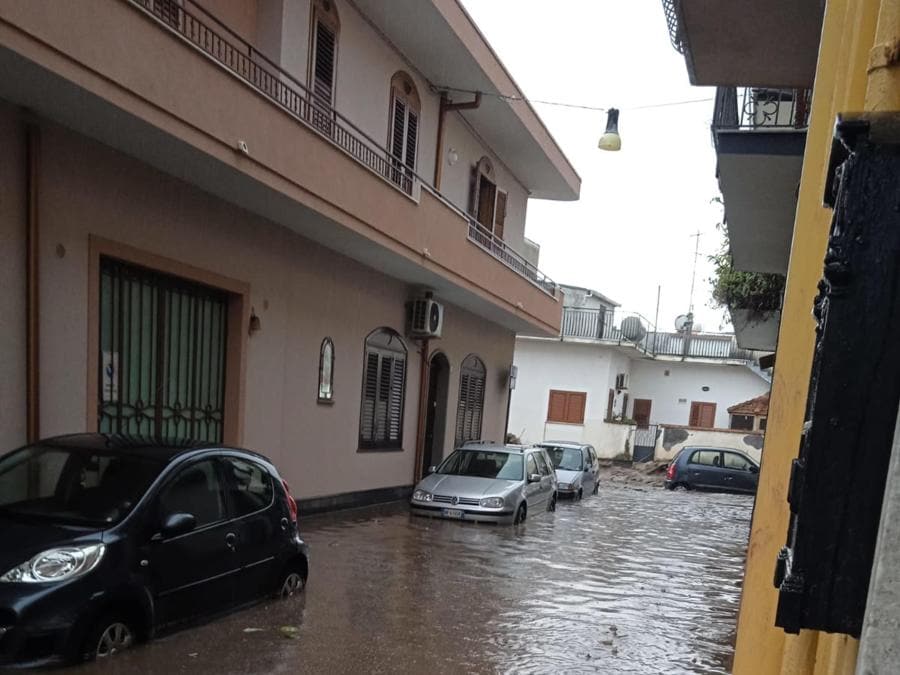 Una delle immagini da Torre Archirafi, frazione di Riposto, in provincia di Catania, che mostrano auto trascinate dalla furia dell'acqua e finite in mare, automobilisti in strada intrappolati nelle loro vetture e salvati dai Vigili del fuoco, case allagate e persone messe in salvo dai soccorritori a causa delle copiose precipitazioni che hanno determinato centinaia di interventi da parte dei pompieri del comando provinciale di Catania, 13 novembre 2024. Attualmente non risultano dispersi. (Ansa, frame da video girati da Angelo Grasso e Grazia Elisa Tancredi)
