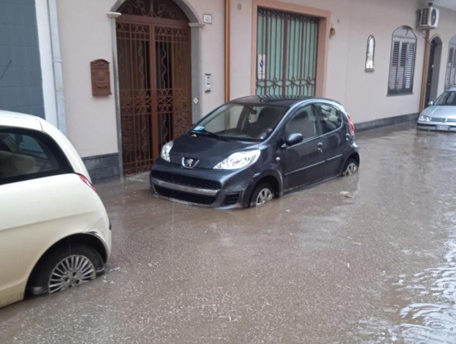 Una delle immagini da Torre Archirafi, frazione di Riposto, in provincia di Catania, che mostrano auto trascinate dalla furia dell'acqua e finite in mare, automobilisti in strada intrappolati nelle loro vetture e salvati dai Vigili del fuoco, case allagate e persone messe in salvo dai soccorritori a causa delle copiose precipitazioni che hanno determinato centinaia di interventi da parte dei pompieri del comando provinciale di Catania, 13 novembre 2024. Attualmente non risultano dispersi. (Ansa, frame da video girati da Angelo Grasso e Grazia Elisa Tancredi)