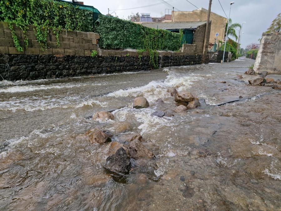 Strada allagata dopo l'esondazione di un fiume ad Altarello, frazione di Riposto, Catania, 13 novembre 2024. (Ansa, Orietta Scardino)