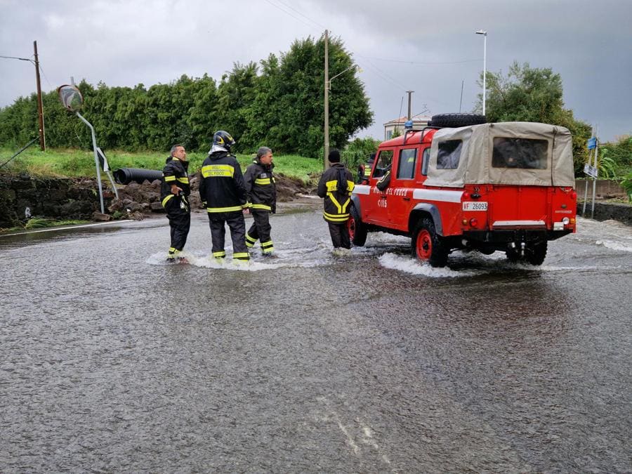 I Vigili del fuoco stanno intervenendo con un mezzo anfibio ad Altarello frazione di Riposto, Catania, 13 novembre 2024. (Ansa, Orietta Scardino)