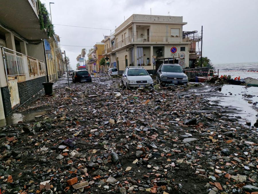 Strade trasformate in fiumi e automezzi trascinati dalla furia dell'acqua a Torre Archirafi, frazione di Riposto, in provincia di Catania, sotto una pioggia battente,13 novembre 2024. (Ansa, Orietta Scardino)
