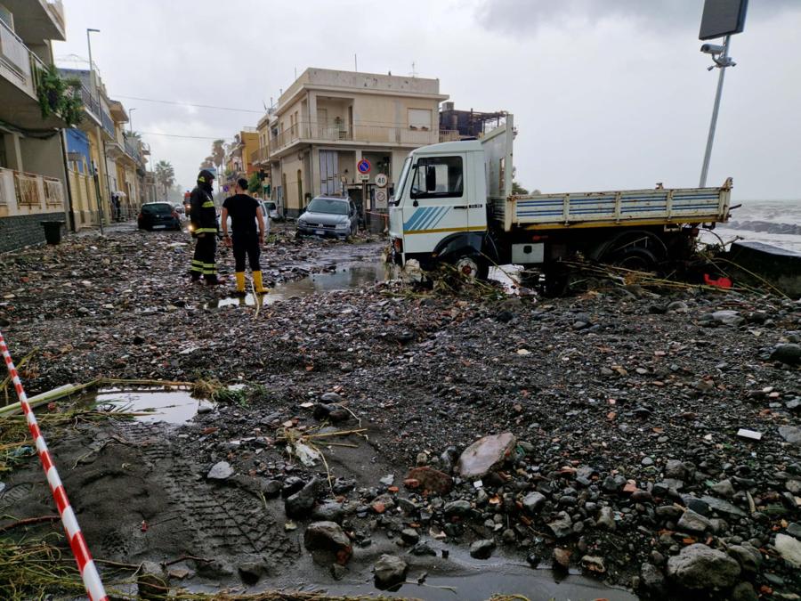 Strade trasformate in fiumi e automezzi trascinati dalla furia dell'acqua a Torre Archirafi, frazione di Riposto, in provincia di Catania, sotto una pioggia battente,13 novembre 2024. (Ansa, Orietta Scardino)