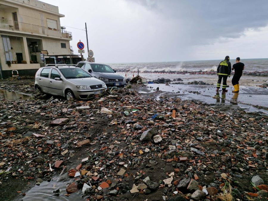 Strade trasformate in fiumi e automezzi trascinati dalla furia dell'acqua a Torre Archirafi, frazione di Riposto, in provincia di Catania, sotto una pioggia battente,13 novembre 2024. (Ansa, Orietta Scardino)