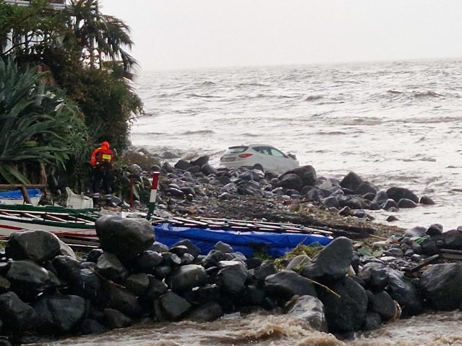 Strade trasformate in fiumi e automezzi trascinati dalla furia dell'acqua a Torre Archirafi, frazione di Riposto, in provincia di Catania, sotto una pioggia battente,13 novembre 2024. (Ansa, Orietta Scardino)