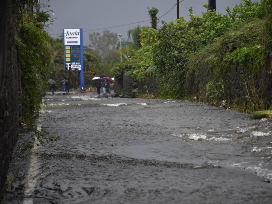Strade trasformate in fiumi a Torre Archirafi, frazione di Riposto, in provincia di Catania, a causa di copiose precipitazioni che hanno determinato centinaia di interventi da parte dei pompieri del comando provinciale di Catania.13 novembre 2024. (Ansa, Orietta Scardino)