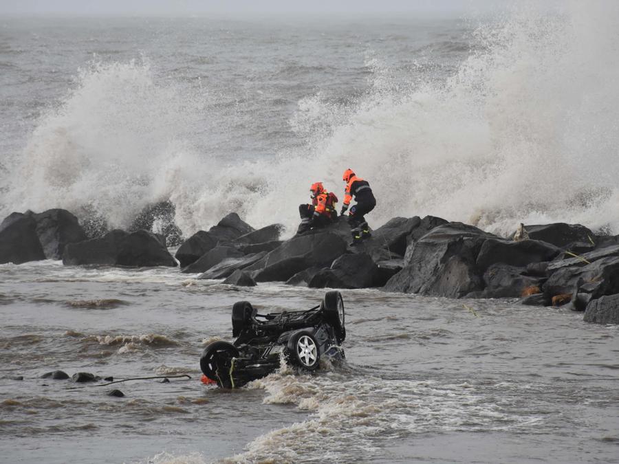 Alcune auto senza passeggeri a bordo sono finite in mare a Torre Archirafi, frazione di Riposto, nel Catanese, trascinate dall'acqua, 13 novembre 2024. La zona è interessata da un violento nubifragio che si è abbattuto in gran parte del catanese. (Ansa, Orietta Scardino)