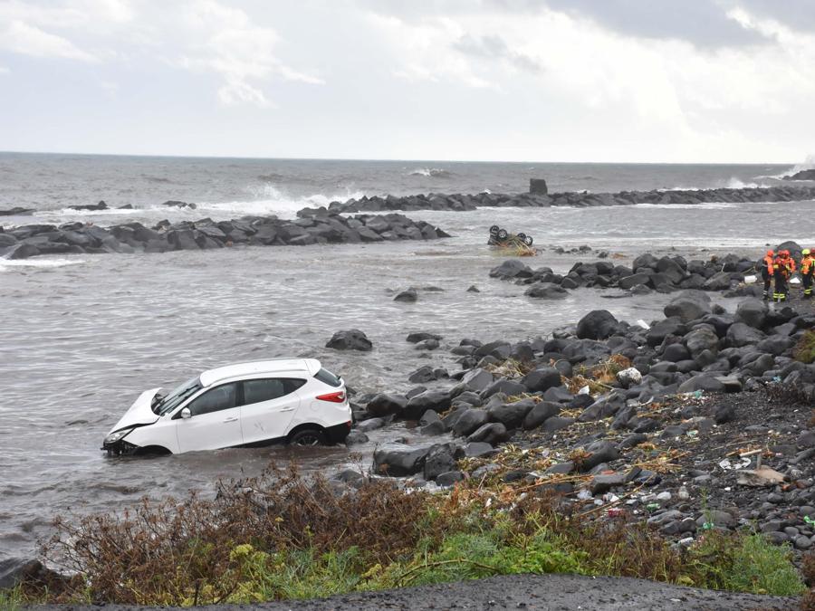 Alcune auto senza passeggeri a bordo sono finite in mare a Torre Archirafi, frazione di Riposto, nel Catanese, trascinate dall'acqua, 13 novembre 2024. La zona è interessata da un violento nubifragio che si è abbattuto in gran parte del catanese. (Ansa, Orietta Scardino)