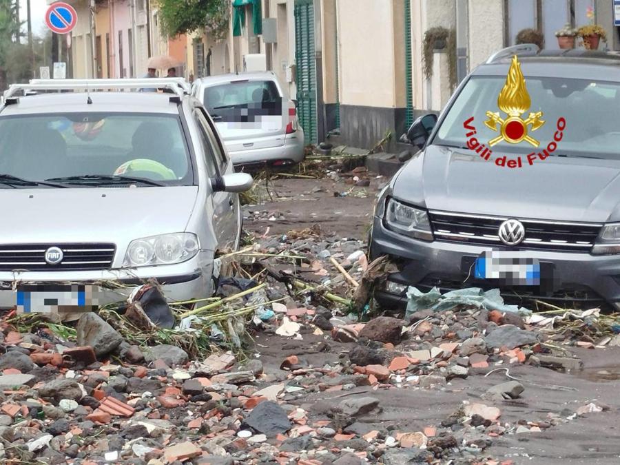 I Vigili del fuoco stanno intervenendo con un mezzo anfibio ad Altarello, frazione di Riposto, nel Catanese, dove un fiume è esondato ed ha invaso il piano terra di un'abitazione: all'interno vi erano quattro persone, due delle quali disabili. Dalle 8 di stamane gli interventi per il maltempo dei pompieri del Comando di Catania in tutta la provincia sono stati 64. (Ansa, Orietta Scardino)