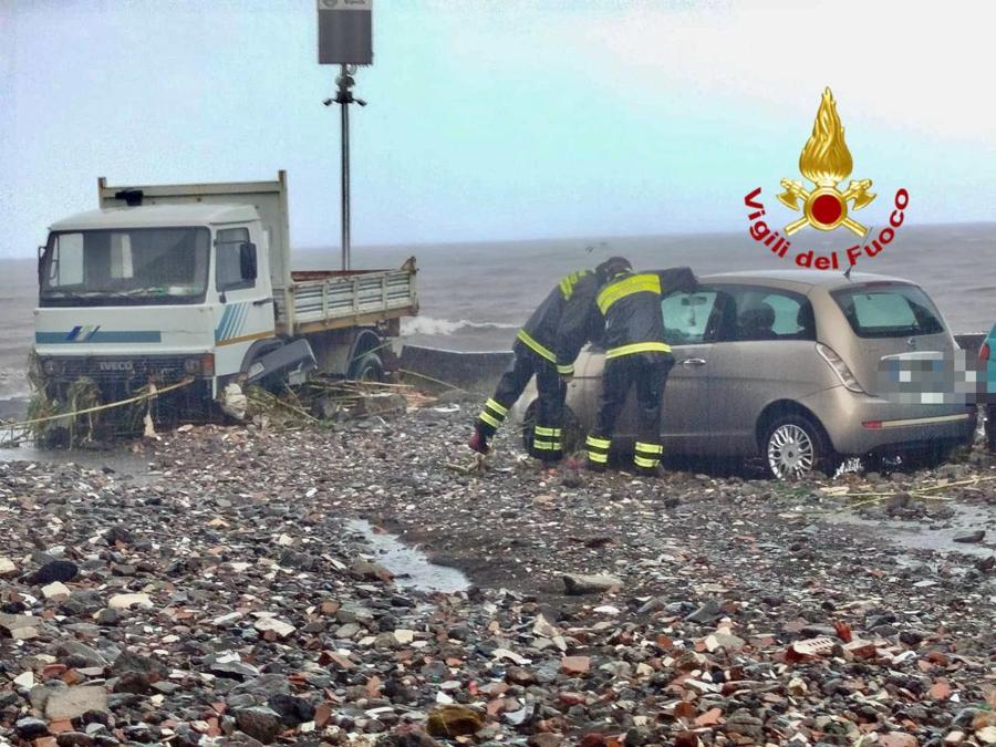 I Vigili del fuoco stanno intervenendo con un mezzo anfibio ad Altarello, frazione di Riposto, nel Catanese, dove un fiume è esondato ed ha invaso il piano terra di un'abitazione: all'interno vi erano quattro persone, due delle quali disabili. Dalle 8 di stamane gli interventi per il maltempo dei pompieri del Comando di Catania in tutta la provincia sono stati 64. (Ansa, Orietta Scardino)