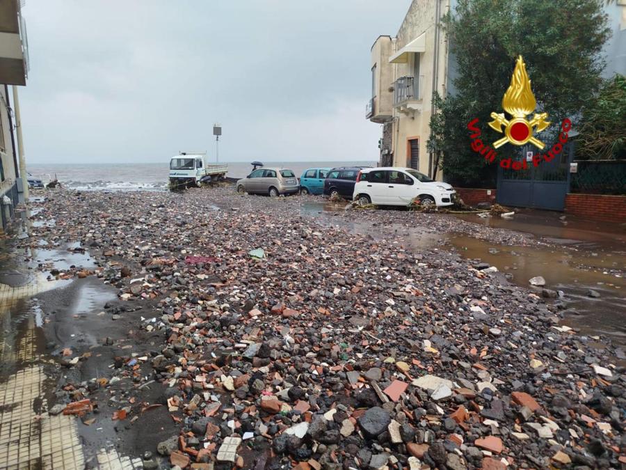 I Vigili del fuoco stanno intervenendo con un mezzo anfibio ad Altarello, frazione di Riposto, nel Catanese, dove un fiume è esondato ed ha invaso il piano terra di un'abitazione: all'interno vi erano quattro persone, due delle quali disabili. Dalle 8 di stamane gli interventi per il maltempo dei pompieri del Comando di Catania in tutta la provincia sono stati 64. (Ansa, Orietta Scardino)