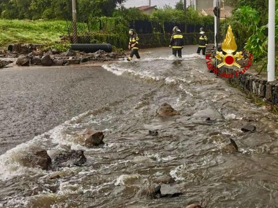 I Vigili del fuoco stanno intervenendo con un mezzo anfibio ad Altarello, frazione di Riposto, nel Catanese, dove un fiume è esondato ed ha invaso il piano terra di un'abitazione: all'interno vi erano quattro persone, due delle quali disabili. Dalle 8 di stamane gli interventi per il maltempo dei pompieri del Comando di Catania in tutta la provincia sono stati 64. (Ansa, Orietta Scardino)