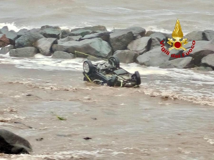 I Vigili del fuoco stanno intervenendo con un mezzo anfibio ad Altarello, frazione di Riposto, nel Catanese, dove un fiume è esondato ed ha invaso il piano terra di un'abitazione: all'interno vi erano quattro persone, due delle quali disabili. Dalle 8 di stamane gli interventi per il maltempo dei pompieri del Comando di Catania in tutta la provincia sono stati 64. (Ansa, Orietta Scardino)