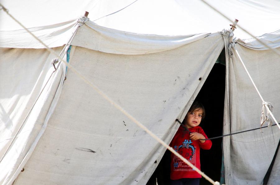 Un bambino palestinese sfollato guarda fuori da una tenda a Khan Younis, nel sud della Striscia di Gaza. (Reuters)