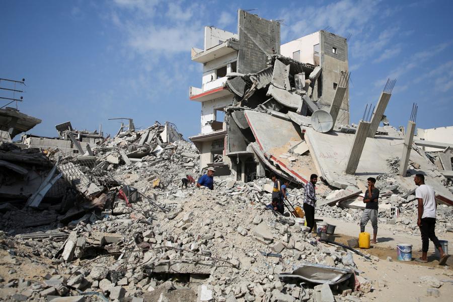 Case distrutte  durante l’offensiva militare israeliana a Khan Younis, nel sud della Striscia di Gaza. (Reuters)
