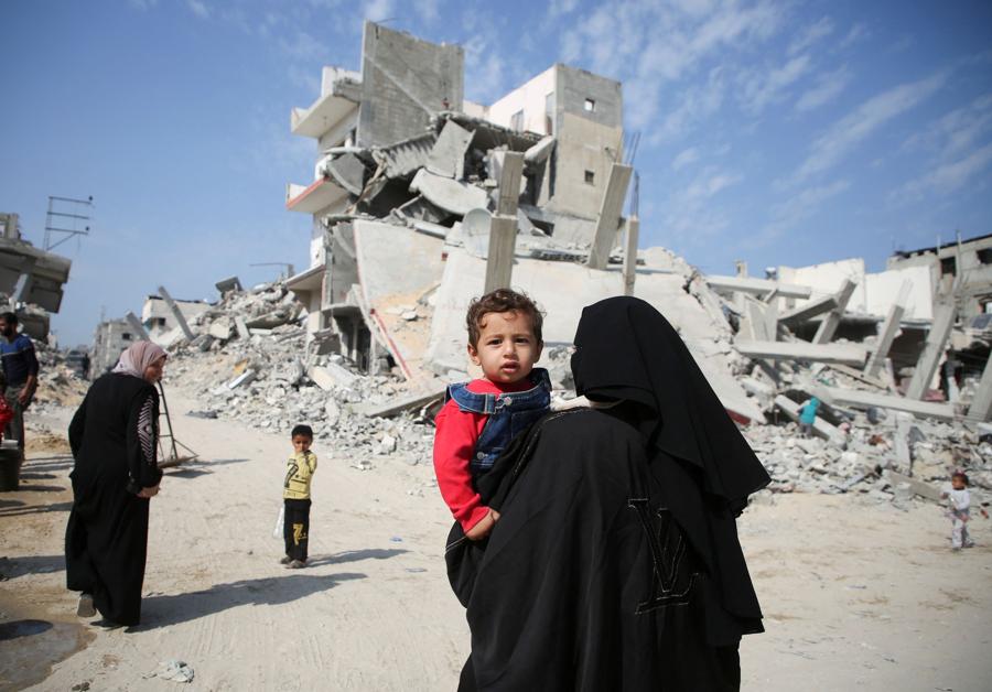 Case distrutte  durante l’offensiva militare israeliana a Khan Younis, nel sud della Striscia di Gaza. (Reuters)