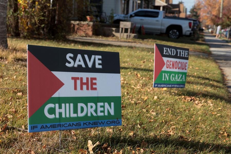 Un cartello sul prato con la scritta “Save The Children” a Dearborn, Michigan, Stati Uniti. (Reuters)