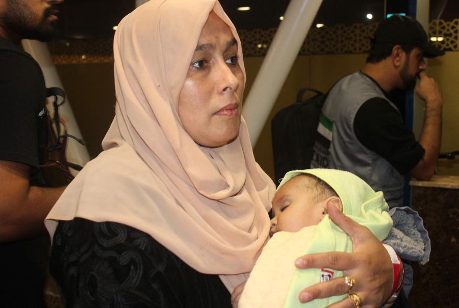 Una donna porta con sé un bambino mentre le famiglie palestinesi arrivano all’aeroporto di Abu Dhabi all’inizio del 7 novembre 2024, dopo essere state evacuate dalla Striscia di Gaza nel mezzo della guerra in corso tra Israele e Hamas. Israele e l’Organizzazione Mondiale della Sanità hanno affermato che più di 200 abitanti di Gaza, sia pazienti che loro accompagnatori, sono stati evacuati negli Emirati Arabi Uniti o in Romania per cure mediche. (AFP)