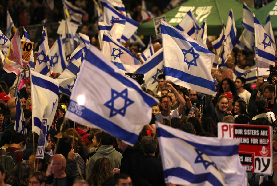Gli israeliani manifestano a Gerusalemme dopo il licenziamento del ministro della Difesa. Il 5 novembre il primo ministro israeliano Benjamin Netanyahu ha licenziato il ministro della Difesa Yoav Gallant, a seguito delle divergenze pubbliche sulla guerra in corso a Gaza. (AFP)