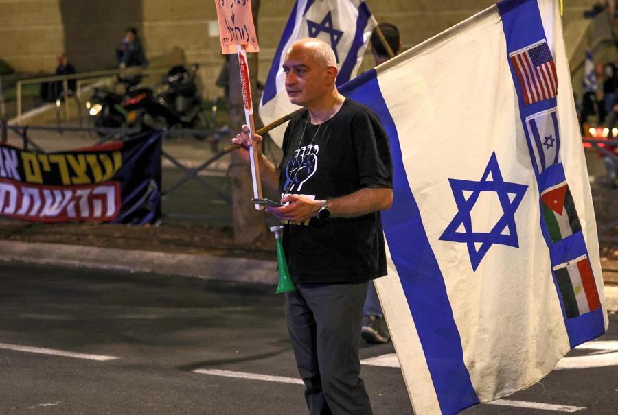 Gli israeliani manifestano a Gerusalemme dopo il licenziamento del ministro della Difesa. Il 5 novembre il primo ministro israeliano Benjamin Netanyahu ha licenziato il ministro della Difesa Yoav Gallant, a seguito delle divergenze pubbliche sulla guerra in corso a Gaza. (AFP)