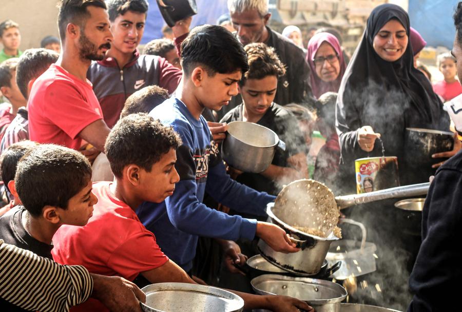 Aiuti alimentari nel campo profughi di Bureij, nel centro della Striscia di Gaza. (AFP)