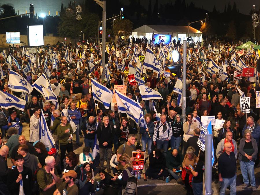 Gli israeliani manifestano a Gerusalemme dopo il licenziamento del ministro della Difesa. Il 5 novembre il primo ministro israeliano Benjamin Netanyahu ha licenziato il ministro della Difesa Yoav Gallant, a seguito delle divergenze pubbliche sulla guerra in corso a Gaza. (AFP)