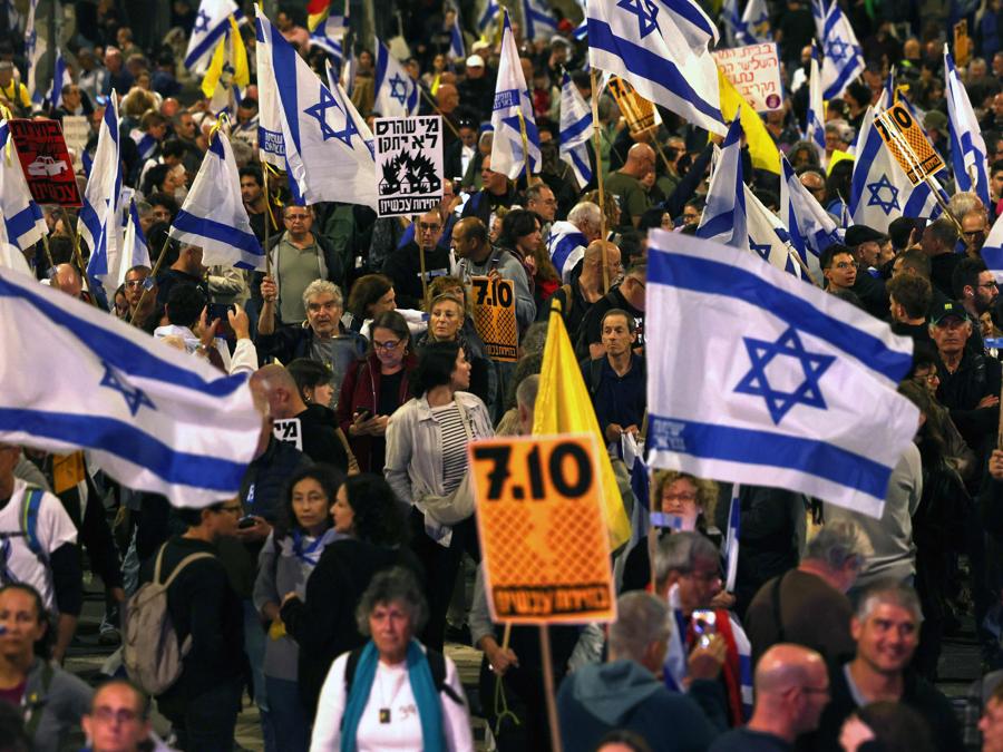Gli israeliani manifestano a Gerusalemme dopo il licenziamento del ministro della Difesa. Il 5 novembre il primo ministro israeliano Benjamin Netanyahu ha licenziato il ministro della Difesa Yoav Gallant, a seguito delle divergenze pubbliche sulla guerra in corso a Gaza. (AFP)