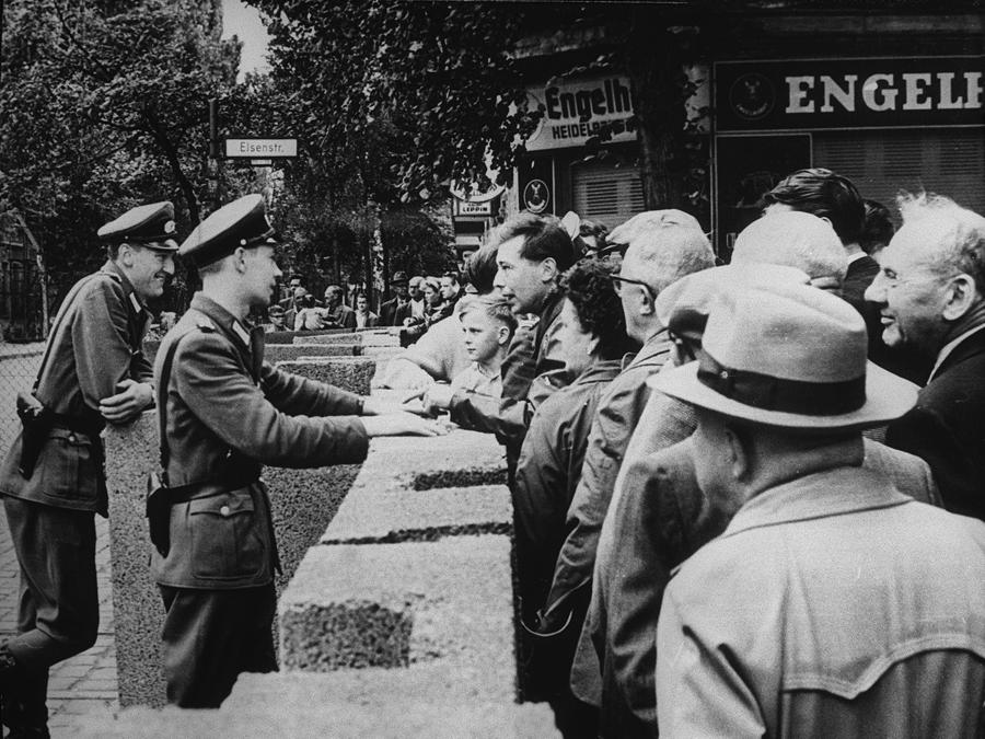 GERMANIA est 1961 Berlino: discussioni ai due lati del 'muro', appena tracciato, tra cittadini della Germania occidentale e soldati sovietici. Fototeca Gilardi \ AGF