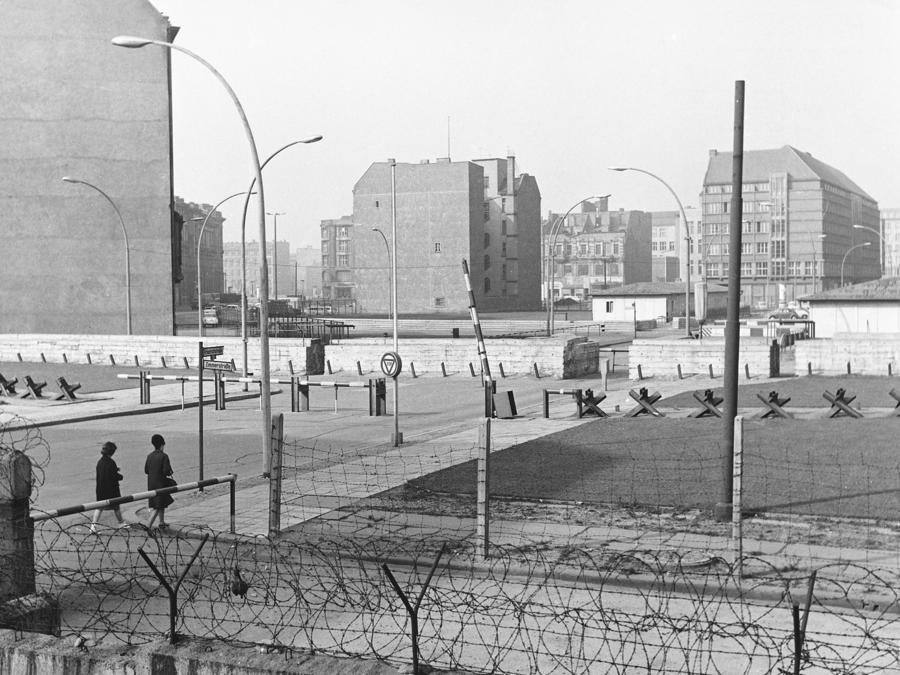 Il filo spinato delimita il  Checkpoint Charlie, il passaggio che era amministrato dagli Stati Uniti tra Berlino Est e Berlino Ovest. (Hulton-Deutsch Collection/CORBIS/Corbis via Getty Images