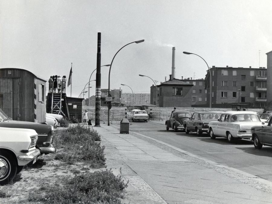 MURO DI BERLINO automobili in coda ad un posto di controllo per il passaggio da una parte all'altra della città. Veduta fotografica 1961. Fototeca Gilardi / AGF