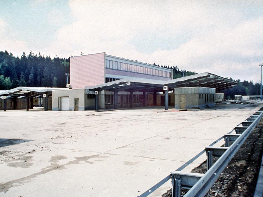GERMANIA 1991 Dogana di passaggio tra l'ovest e l'est abbandonata in smantellamento dopo il crollo del muro di Berlino. Fotografia di Giuliano Grasso