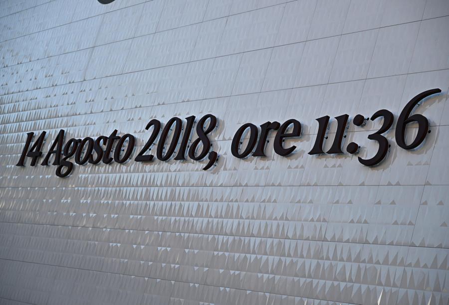 11,36 il momento del crollo, durante l'inaugurazione del memoriale proprio sotto dove sorgeva la pila 9 che crollo' il 14 agosto alle 11,36. . ANSA/LUCA ZENNARO.