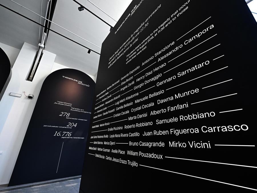  I nomi delle 43 vittime, durante l'inaugurazione del memoriale sorto proprio sotto dove era stata costruita la pila 9 che crollo' il 14 agosto alle 11,36. ANSA/LUCA ZENNARO.