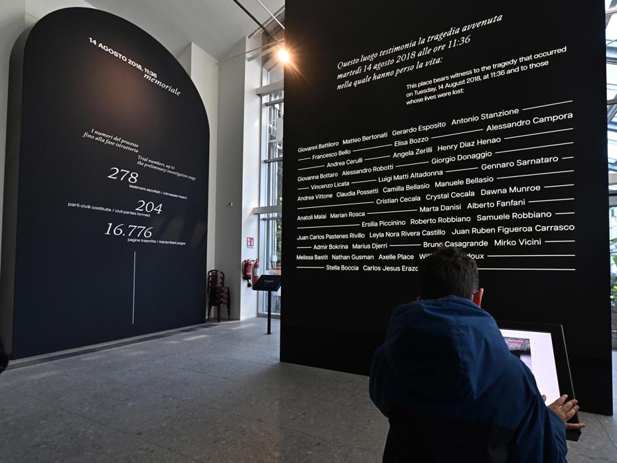  I nomi delle 43 vittime, durante l'inaugurazione del memoriale sorto proprio sotto dove era stata costruita la pila 9 che crollo' il 14 agosto alle 11,36.  ANSA/LUCA ZENNARO.