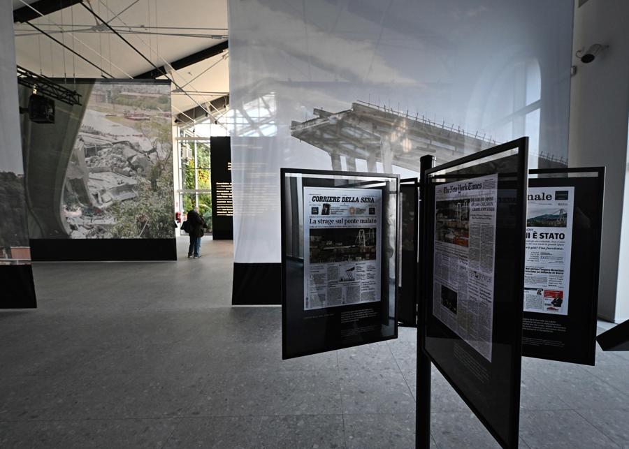 Inaugurazione del memoriale sorto proprio sotto dove era stata costruita la pila 9 che crollo' il 14 agosto alle 11,36.  ANSA/LUCA ZENNARO.