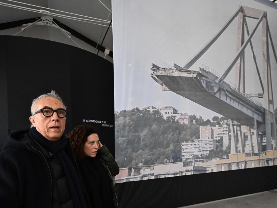 L'architetto Stefano Boeri, durante l'inaugurazione del memoriale proprio sotto dove sorgeva la pila 9 che crollo' il 14 agosto alle 11,36.  ANSA/LUCA ZENNARO.