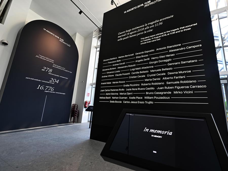  I nomi delle 43 vittime, durante l'inaugurazione del memoriale sorto proprio sotto dove era stata costruita la pila 9 che crollo' il 14 agosto alle 11,36.  ANSA/LUCA ZENNARO.