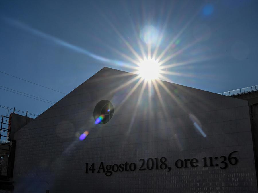 11,36 il momento del crollo, durante l'inaugurazione del memoriale proprio sotto dove sorgeva la pila 9 che crollo' il 14 agosto alle 11,36.  ANSA/LUCA ZENNARO.
