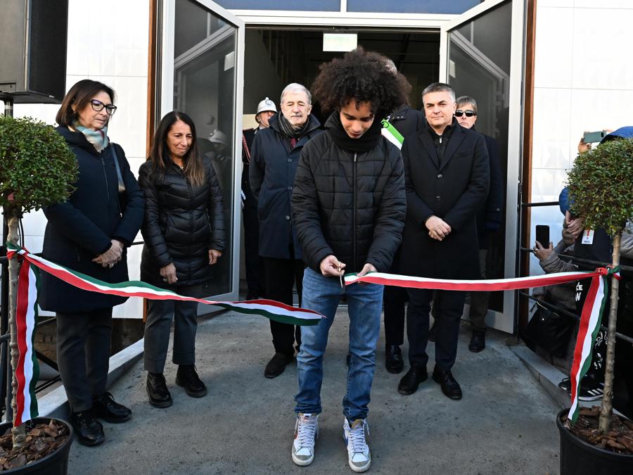 Egle possetti (S) presidente del comintato vittime del crollo di ponte Morandi, Cesare Cerulli figli di Andrea Cerulli una delle 43 vittime durante l'inagurazione del memoriale proprio sotto dove sorgeva la pila 9 che crollo' il 14 agosto alle 11, 36.  ANSA/LUCA ZENNARO.