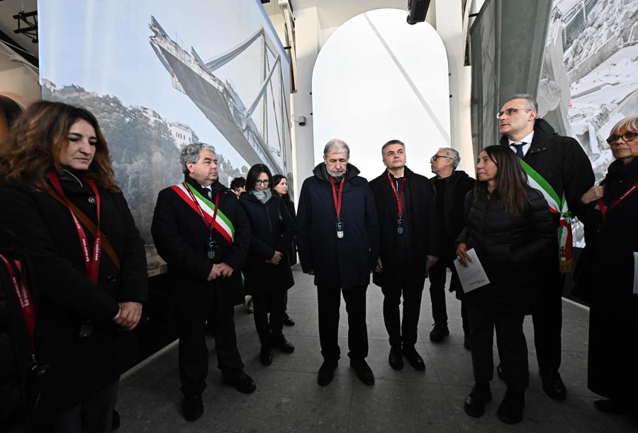 11,36 il momento del crollo. Egle Possetti presidente del comitato vittime del crollo di ponte Morandi con l'ex sindaco di Genova Marco Bucci ora presidente della regione Liguria, e i parenti delle vittime in raccoglimento, durante l'inaugurazione del memoriale proprio sotto dove sorgeva la pila 9 che crollo' il 14 agosto alle 11,36.  ANSA/LUCA ZENNARO.