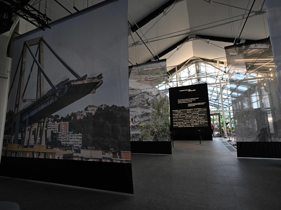  I nomi delle 43 vittime, durante l'inaugurazione del memoriale sorto proprio sotto dove era stata costruita la pila 9 che crollo' il 14 agosto alle 11,36. ANSA/LUCA ZENNARO.