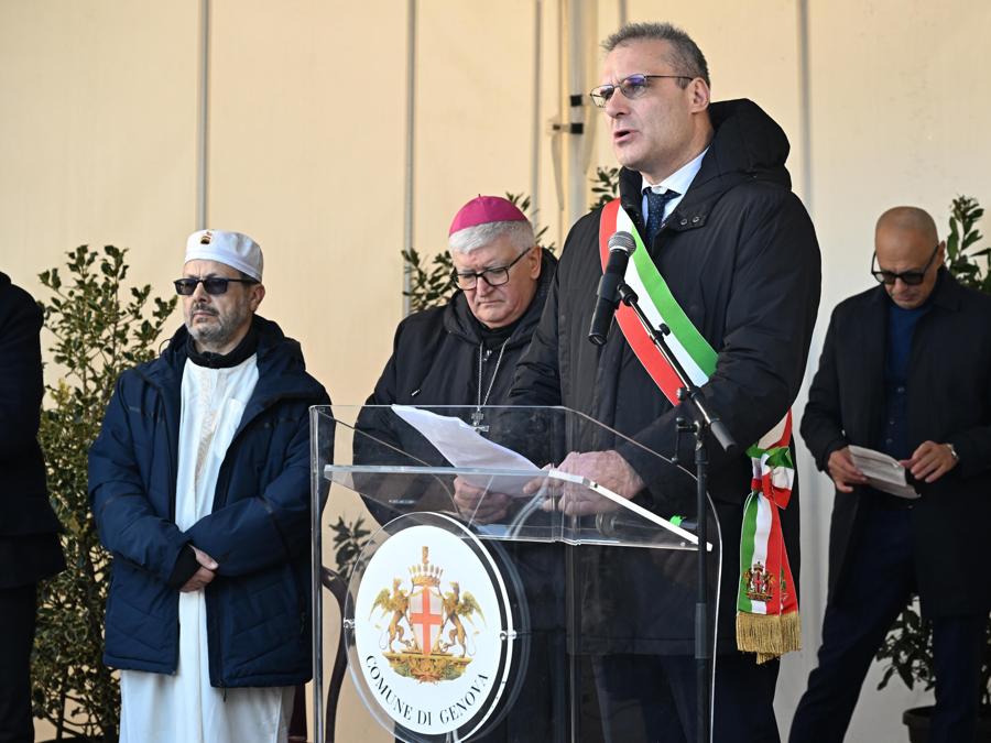 Il Sindaco facente funzioni Pietro Piciocchi, durante l'inaugurazione del memoriale proprio sotto dove sorgeva la pila 9 che crollo' il 14 agosto alle 11,36.  ANSA/LUCA ZENNARO.