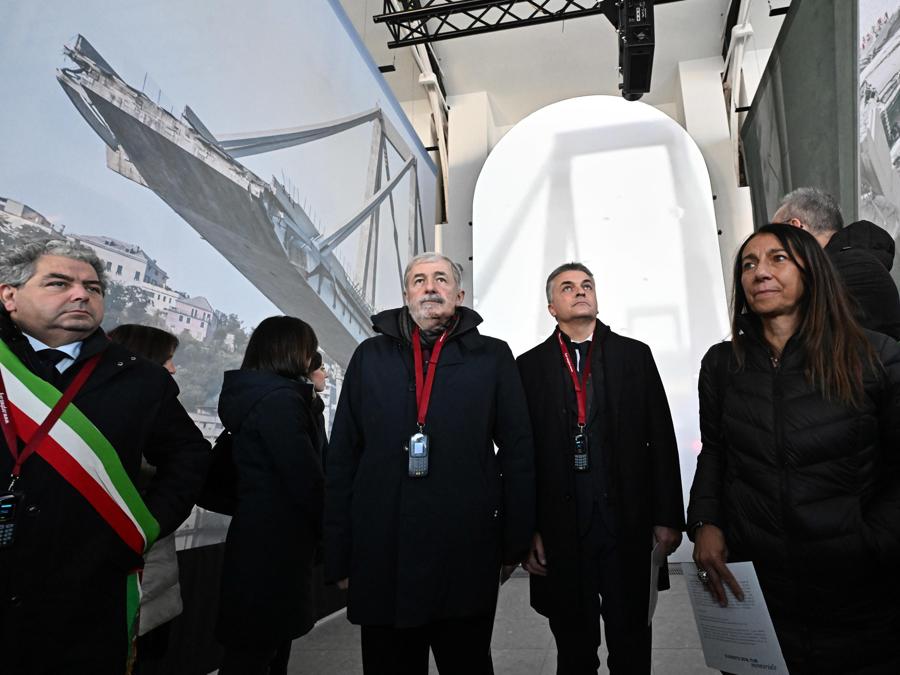 11,36 il momento del crollo. Egle Possetti presidente del comitato vittime del crollo di ponte Morandi con l'ex sindaco di Genova Marco Bucci ora presidente della regione Liguria, e i parenti delle vittime in raccoglimento, durante l'inaugurazione del memoriale proprio sotto dove sorgeva la pila 9 che crollo' il 14 agosto alle 11,36.  ANSA/LUCA ZENNARO.