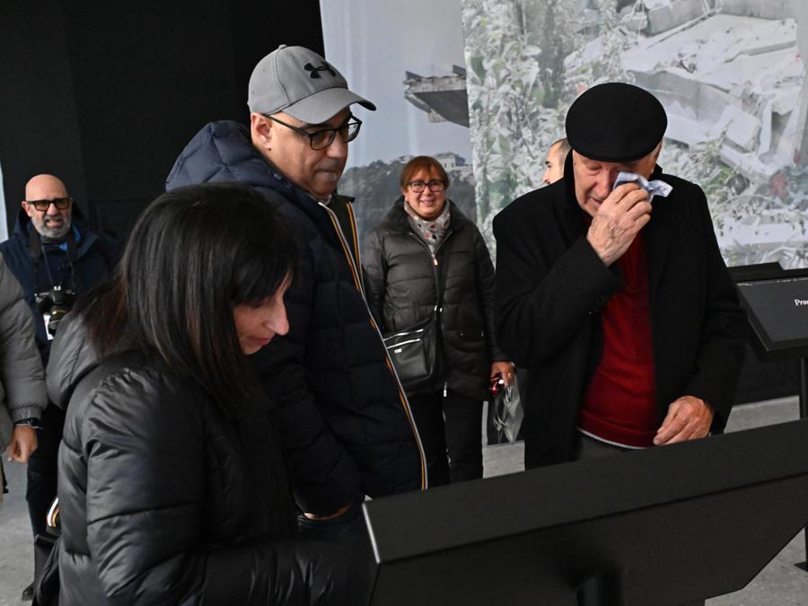 Alcuni dei parenti delle vittime commossi, durante l'inaugurazione del memoriale proprio sotto dove sorgeva la pila 9 che crollo' il 14 agosto alle 11,36.  ANSA/LUCA ZENNARO.