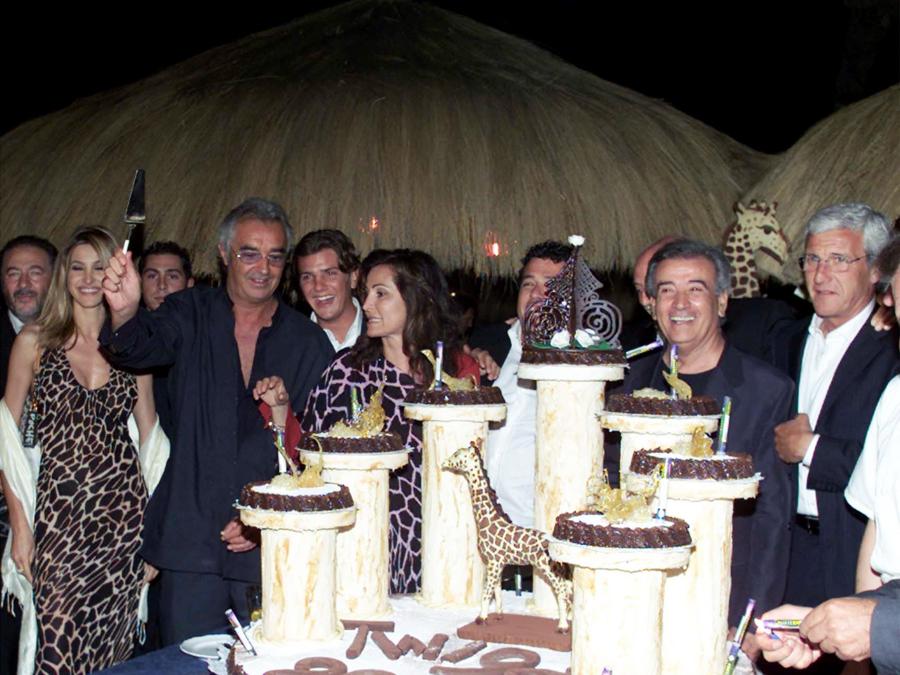 2004, il taglio della torta durante l'inaugurazione del Twiga a Marina di Pietrasanta (Lucca).  Flavio Briatore, Adriana Volpe, Daniela Santanchè e Marcello Lippi. FRANCO SILVI/ANSA
