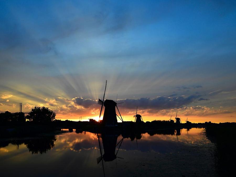 I mulini a vento a Kinderdijk (Paesi Bassi) - (AFP PHOTO / TOBIAS SCHWARZ)