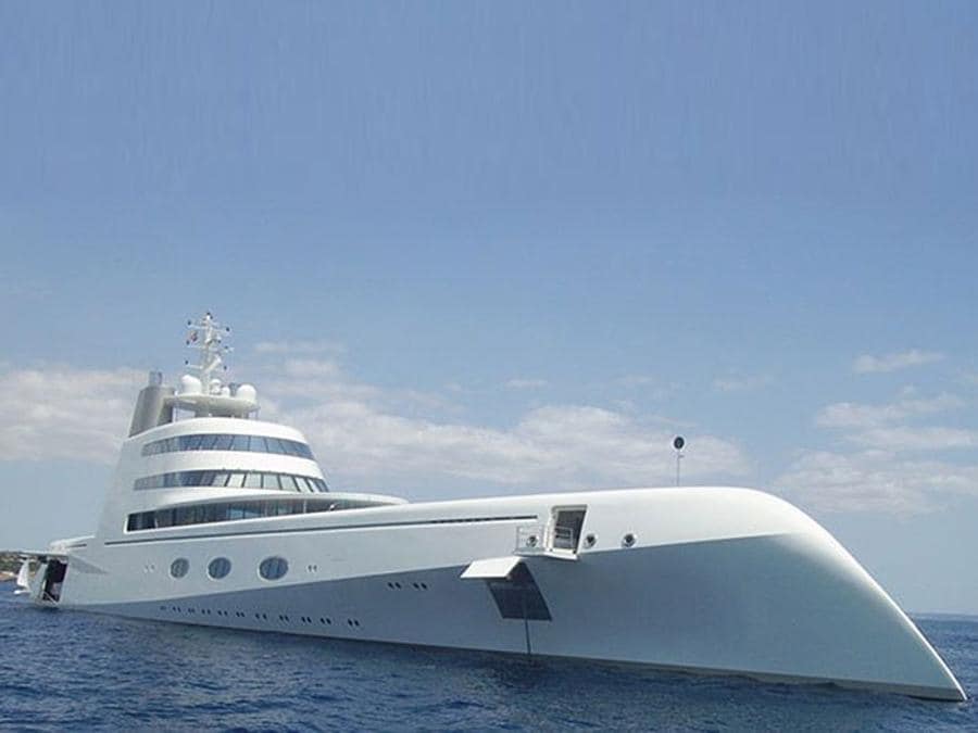 Il panfilo A, progettato da Philippe Starck per il miliardario russo Andrey Melnichenko, nelle acque italiane 