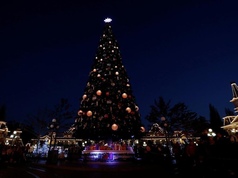Un gigantesco albero di Natale durante le celebrazioni per il Natale a  Disneyland Paris, a Marne-la-Vallee, vicino Paris. (REUTERS/Benoit Tessier)