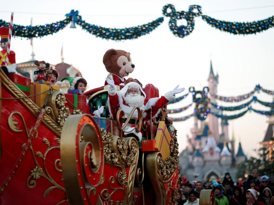 La parata di Natale a Disneyland Paris, in Marne-la-Vallee, vicino Paris. (REUTERS/Benoit Tessier)