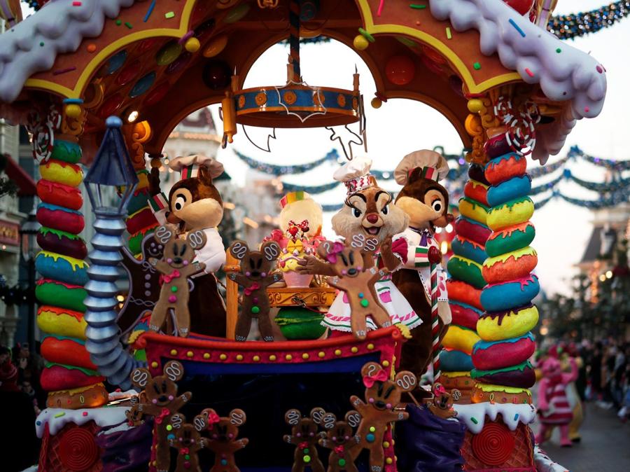 La parata di Natale a Disneyland Paris, in Marne-la-Vallee, vicino Paris. (REUTERS/Benoit Tessier)