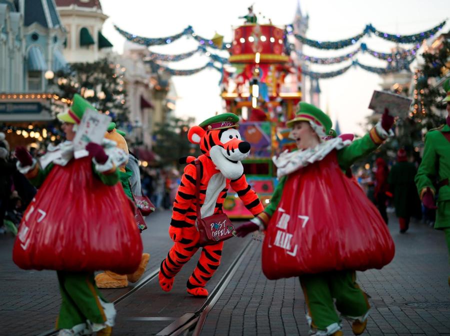 La parata di Natale a Disneyland Paris, in Marne-la-Vallee, vicino Paris. (REUTERS/Benoit Tessier)